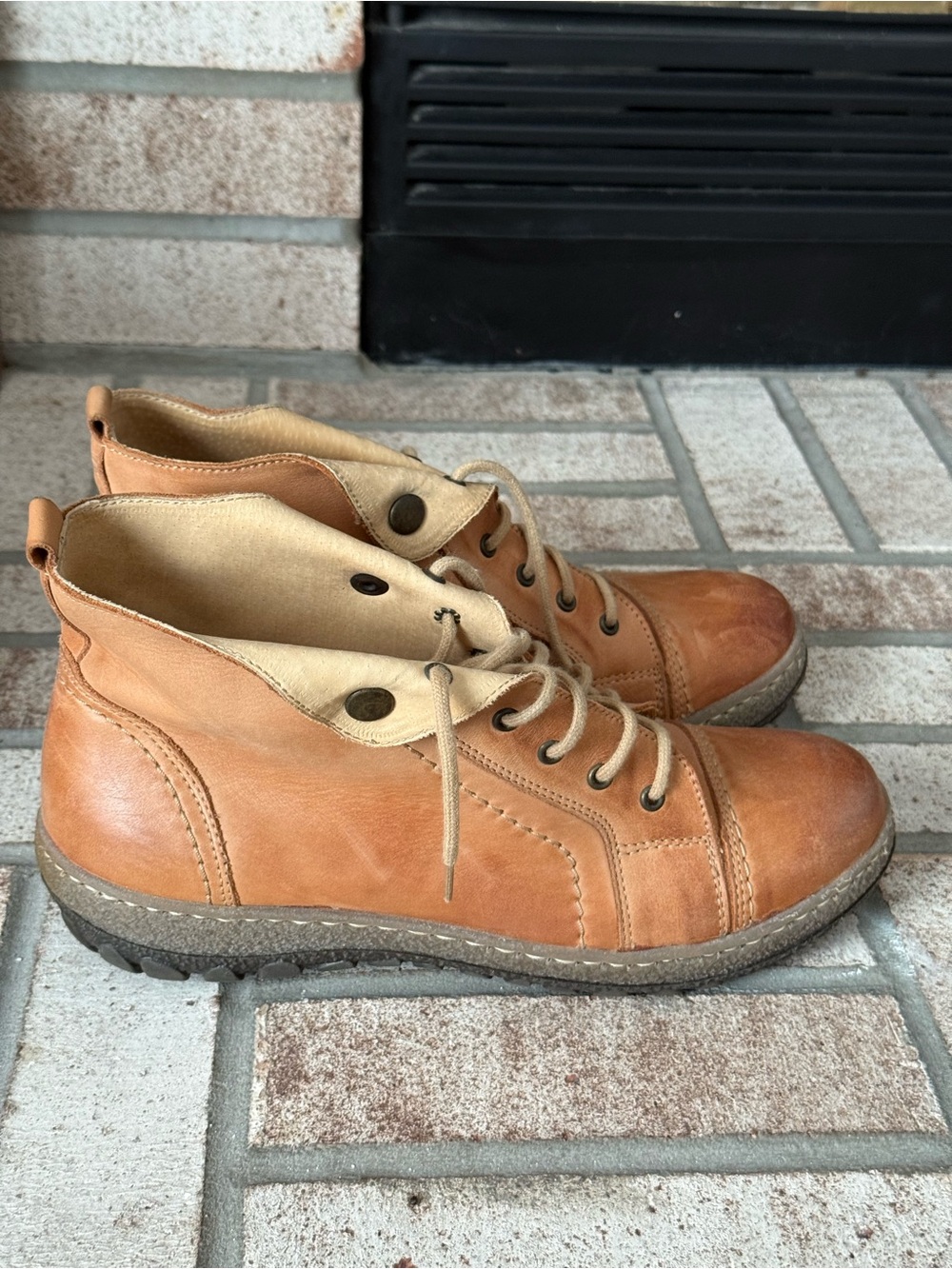 Women's V Italia Tan Leather Lace-Up Ankle Booties Size 8